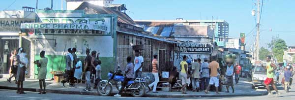 Une pharmacie à la rue Mgr. Guilloux au centre-ville de Port-au-Prince.  Photo : AKJ/ Marc Schindler St-Val