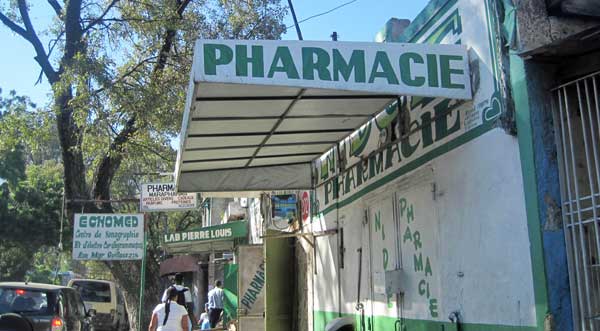 Une rangée de pharmacies à la rue Mgr. Guilloux au centre-ville  de Port-au-Prince. Photo : AKJ/Marc Schindler St-Val